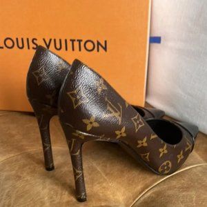 100% Auth Louis Vuitton Monogram and Patent Cap Toe Pump 40
